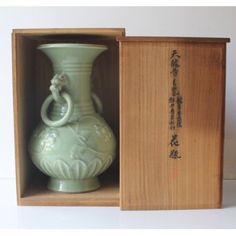 加藤渓山 天龍寺青磁 龍耳不遊環 牡丹唐草彫刻 花瓶 共箱　P639 