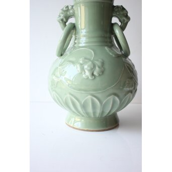 加藤渓山 天龍寺青磁 龍耳不遊環 牡丹唐草彫刻 花瓶 共箱　P639 